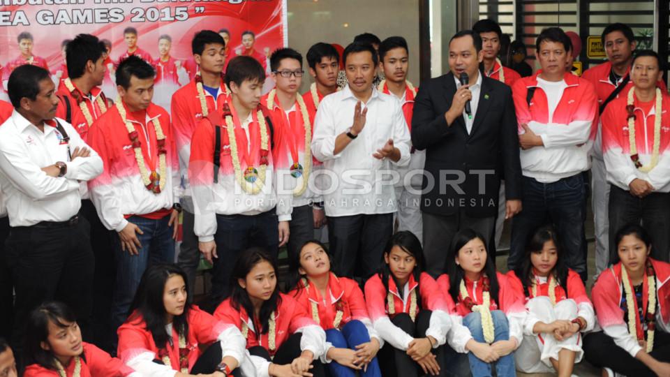 Sekjen PBSI Anton Subowo memberikan sambutan kepada kontingen bulutangkis Indonesia setelah berlaga di SEA GAMES Singapura di bandara Soekarno-Hatta. Rabu (17/06/2015).